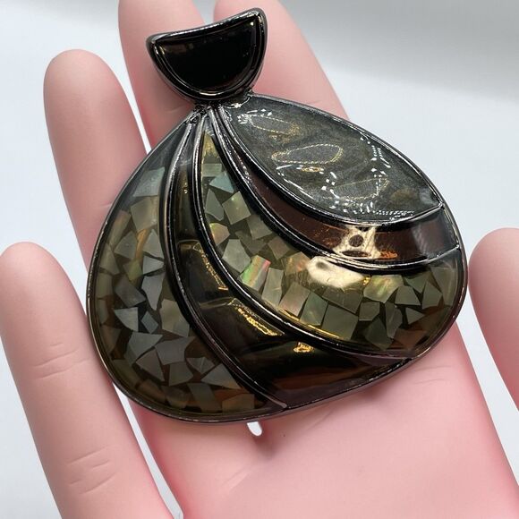 Lia Sophia Mother of Pearl Shell Shaped Gunmetal Pendant Statement Boho Classic - Picture 1 of 7